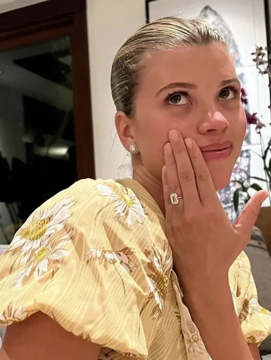 Berbicara mengenai cincin pertunangan Sofia Richie. Elliot Grainge melamarnya dengan cincin berlian dengan batu emerald disertai platinum. Cincin tersebut diperkirakan seberat enam karat dan dibanderol dengan harga 300.000 dollar. [Foto: Instagram/ Sofia Richie]