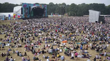 Penonton festival menyaksikan Bill Bailey tampil di Obelisk Arena di festival Latitude di Henham Park, Southwold, Inggris, Minggu (25/7/2021). Ribuan orang memadati area Festival Latitude di Inggris timur pada Jumat (23/7/2021) waktu setempat. (Jacob King/PAvia AP)