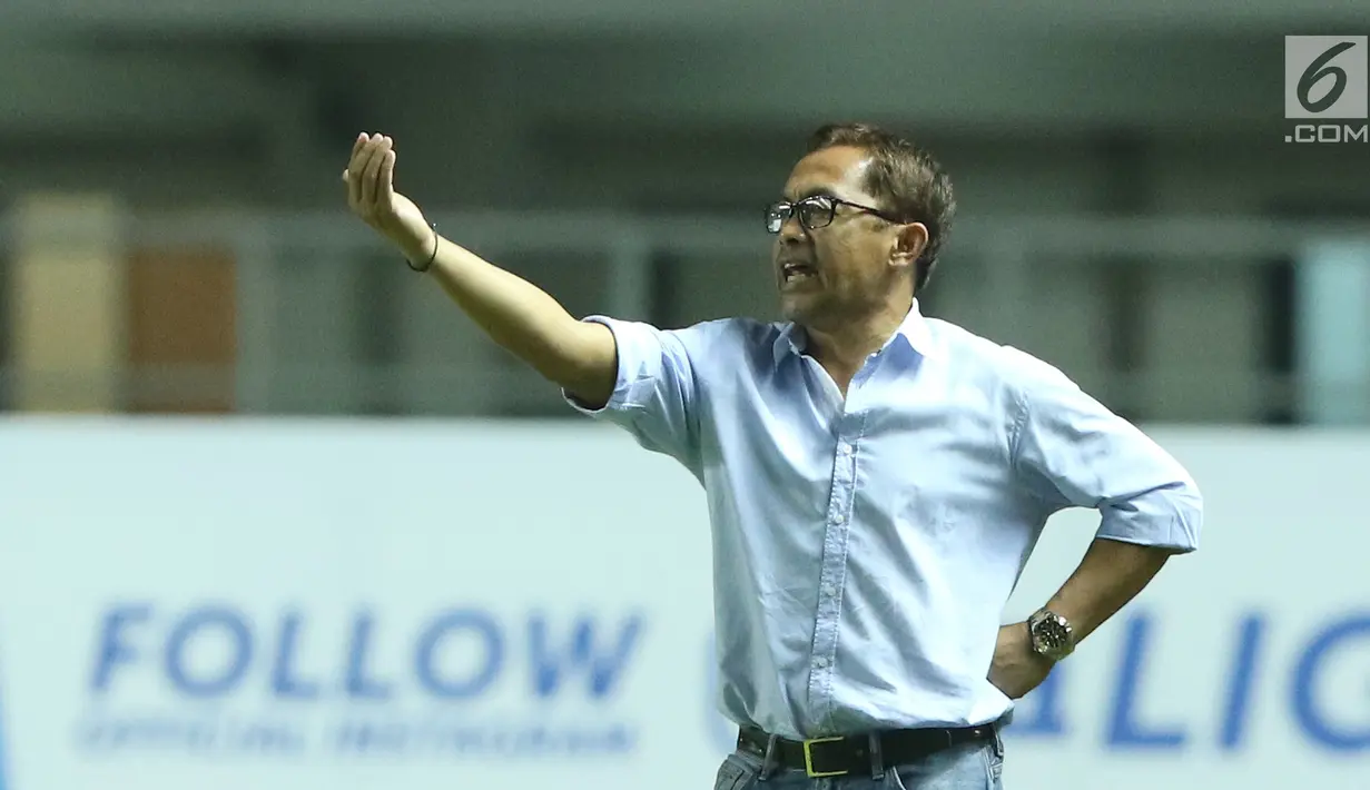 Pelatih Arema FC, Aji Santoso memberi arahan pada pemainnya saat laga melawan PS TNI dilanjutan Liga 1 Indonesia di Stadion Pakansari, Bogor, Senin (3/7). Laga kedua tim berakhir imbang 0-0. (Liputan6.com/Helmi Fithriansyah)