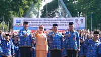 Sebanyak 1.605 Aparatur Sipil Negara (ASN) tenaga kesehatan (Nakes) yang diangkat melalui Pegawai Pemerintah dengan Perjanjian Kerja (PPPK), akhirnya tersenyum lega setelah mengantongi SK pengangkatan. (Liputan6.com/Jayadi Supriadin)