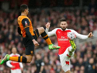 Pemain Arsenal, Olivier Giroud (kanan), berebut bola dengan pemain Hull City, Curtis Davies dalam putaran kelima Piala FA Inggris di Stadion Emirates, London, Inggris, Sabtu (20/2/2016). (Action Images via Reuters/John Sibley)
