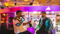 Football illustrator Azka Alfi saat menjadi bintang tamu dalam pembukaan Adidas World Cup Pop-Up Store di Beachwalk Shopping Center Bali pada Jumat malam (12/6/2026). (Bola.com/Alit Binawan)