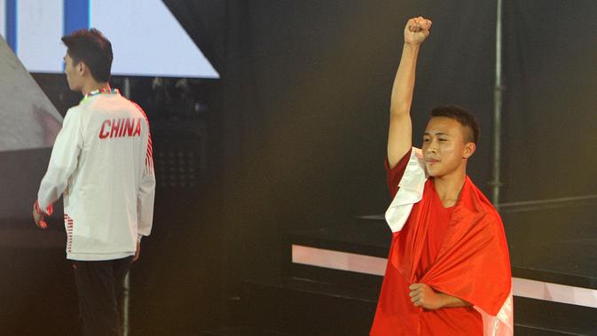 Pemain Indonesia, Sumarandak Ridel alias BenZerRidel (kanan) mengepalkan tangan saat berhasil meraih medali emas di nomor Clash Royale eSports Asian Games 2018 di Britama Arena Jakarta, Senin (27/8). (ANTARA FOTO/INASGOC/Ady Sesotya)