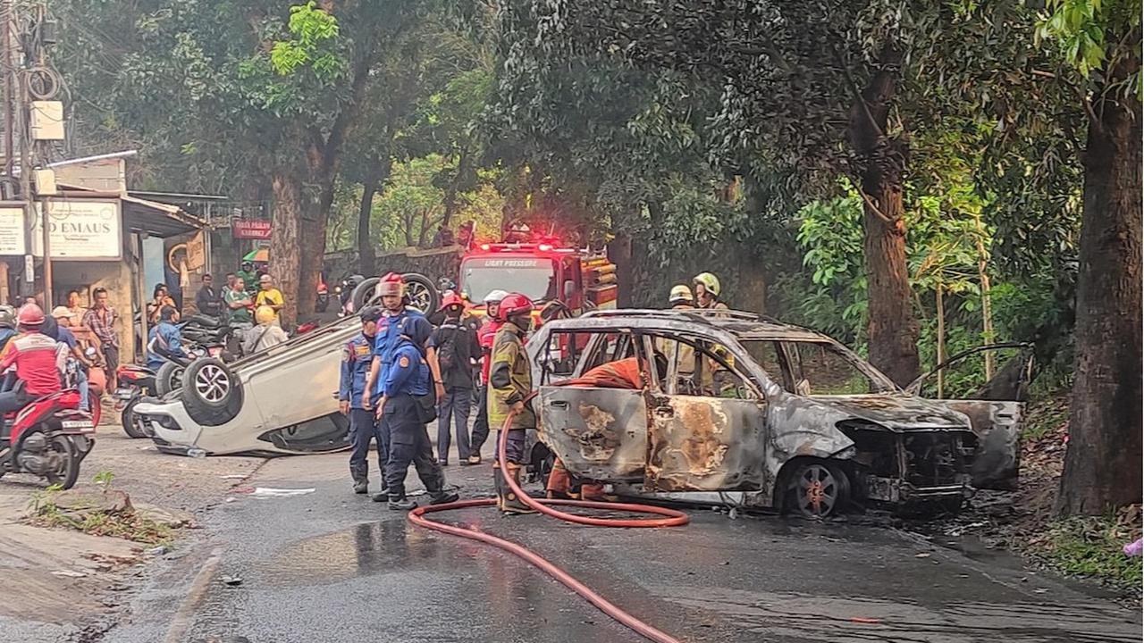 Tiga Mobil Polisi Dibakar di Depok