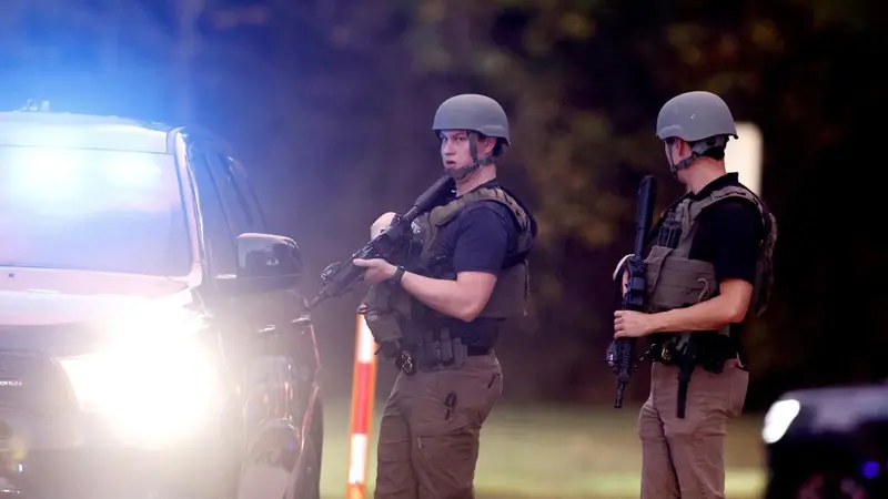 Polisi berjaga-jaga dari pelaku penambakan di Raleigh, North Carolina, Amerika Serikat, Kamis (13/10/2022).