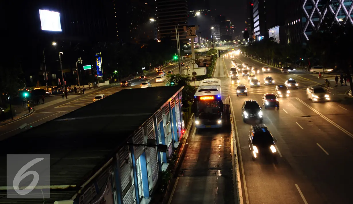 Sejumlah kendaraan melintas di Jalan MH Thamrin, Jakarta, Sabtu (31/12). Pemprov DKI Jakarta memutuskan meniadakan malam bebas kendaraan pada malam pergantian tahun 2016-2017 karena alasan keamanan. (Liputan6.com/Helmi Fithriansyah)