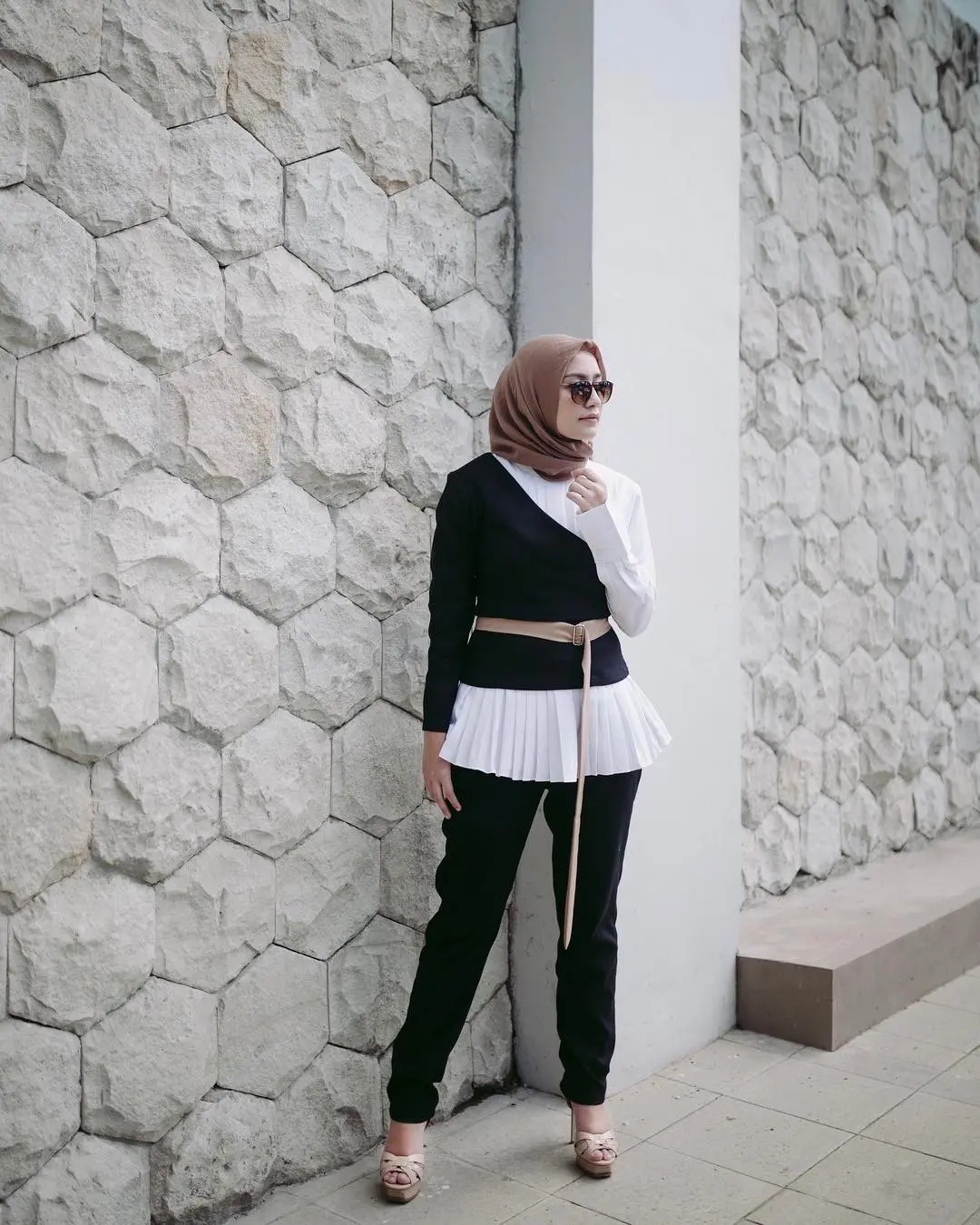 Atasan dan bawahan hitam putih kemudian perpaduan warna krem pada hijab dan heels, bikin tampilan trendi ya. (sumber foto: @megaiskanti/instagram)