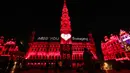 Warga menonton pertunjukan suara dan cahaya di Grand Place, Brussel, Belgia, Rabu (29/7/2020). Pertunjukan suara dan cahaya ini untuk menyoroti acara-acara yang batal digelar di Belgia pada musim panas tahun ini akibat pandemi COVID-19. (Xinhua/Zheng Huansong)