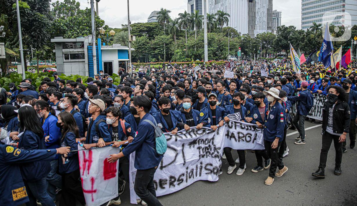 <p>Sejumlah mahasiswa yang tergabung dalam Aliansi Mahasiswa Indonsia (AMI) menggelar aksi demonstrasi di Patung Kuda, Jakarta Kamis (21/4/2022). Mereka juga menuntut turunkan harga kebutuhan pokok dan atasi ketimpangan ekonomi. (Liputan6.com/Faizal Fanani)</p>