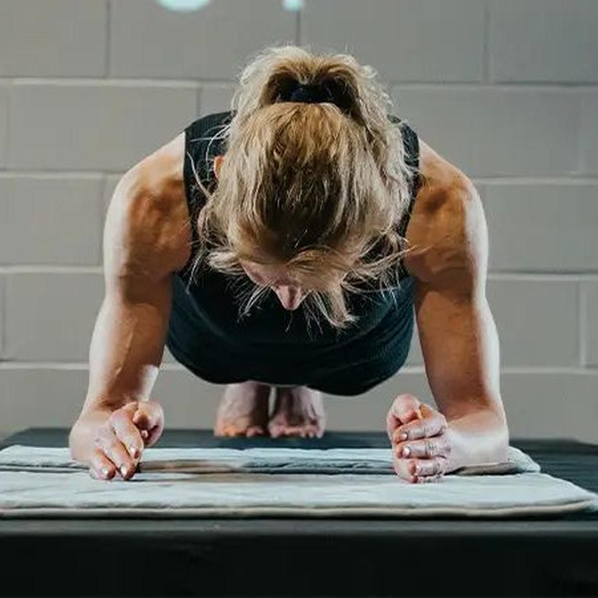 Canadian Grandmother Holds the Longest Female Plank at 4 Hour 30 Minutes