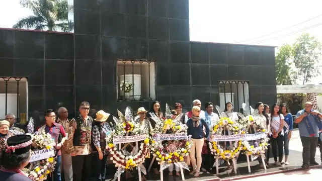 Delegasi negara asing Toba Lake Forum melakukan lawatan serta upacara peletakkan dan penaburan bunga di Makam Sisingamangaraja XII (Rizki Akbar Hasan/Liputan6.com)