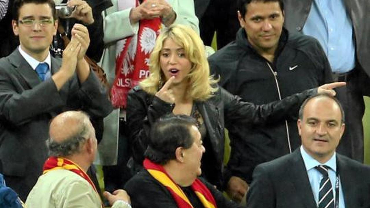 Shakira di tribun Piala Eropa 