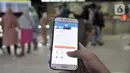 Calon penumpang membeli tiket kereta Mudik Lebaran 2020 melalui aplikasi KAI Access di Stasiun Pasar Senen, Jakarta, Senin (17/2/2020). PT Kereta Api Indonesia resmi membuka penjualan tiket Mudik Lebaran 2020 mulai 14 Februari 2020. (merdeka.com/Iqbal Nugroho)