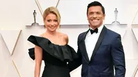 Kelly Ripa dan Mark Consuelos saat menghadiri 92nd Annual Academy Awards di Hollywood and Highland pada 9 Februari 2020 di Hollywood, California. (AMY SUSSMAN / GETTY IMAGES NORTH AMERICA / GETTY IMAGES VIA AFP)