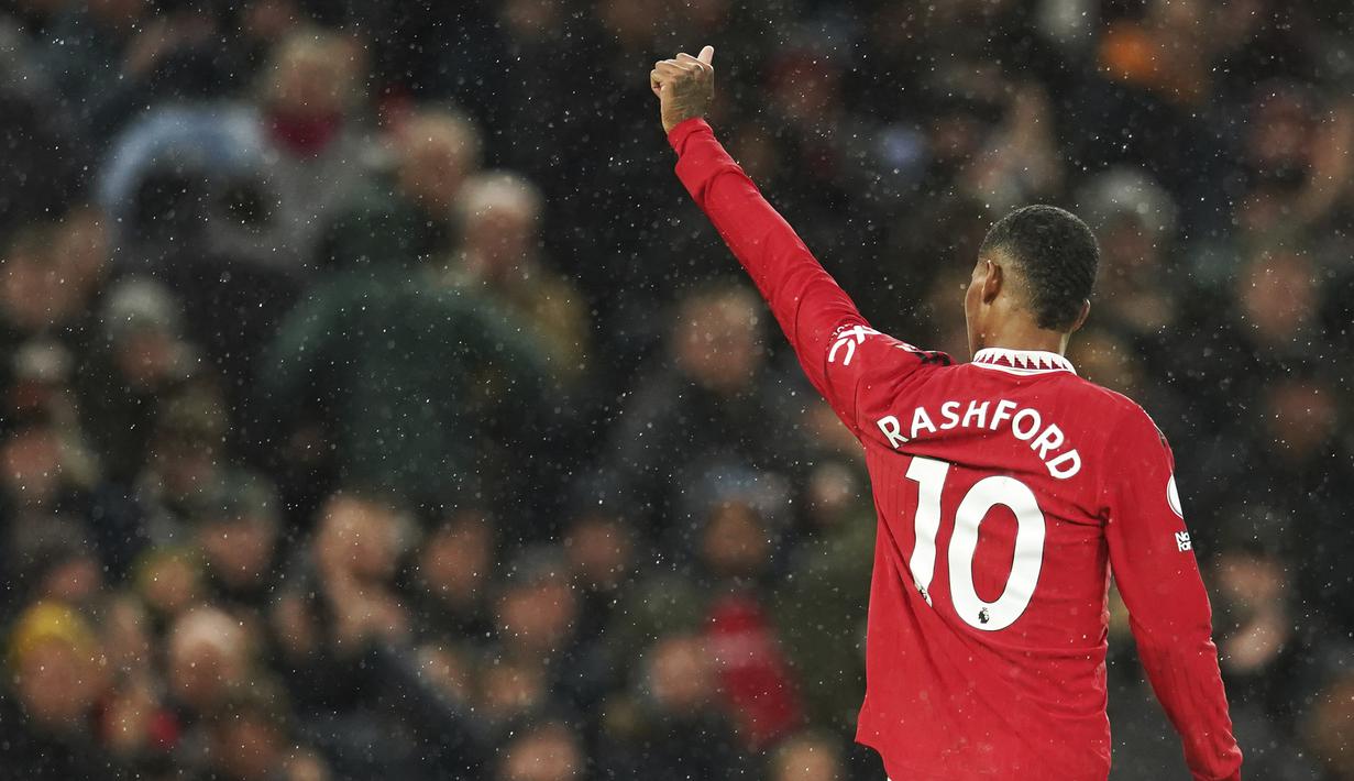 Penyeranga Manchester United, Marcus Rashford berselebrasi usai mencetak gol ke gawang Bournemouth pada pertandingan lanjutan Liga Inggris di Old Trafford di Manchester, Inggris, Rabu (4/1/2023). Manchester United menang telak atas Bournemouth dengan skor 3-0. (AP Photo/Dave Thompson)