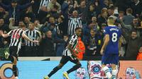Pemain Newcastle United, Joe Willock merayakan gol ke gawang Chelsea di Stadion St. James Park, Minggu (13/11/2022) dini hari WIB. (Owen Humphreys/PA via AP)
