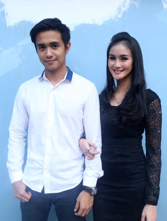 "Dia itu baik, lugu, pokoknya idaman pria. Ketemunya di lokasi syuting, pas syuting pertama aku lihat ada yang bening nih dan ternyata belum pernah pacaran, ya aku pacarin deh," ujar Ajun Perwira memuji sang kekasih. (Andy Masela/Bintang.com)