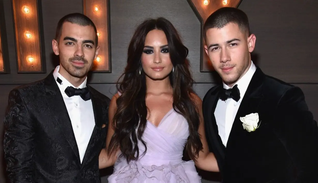 Joe Jonas pun mengunggah pesan serupa dan mendoakan Demi Lovato. (Entertainment Tonight)