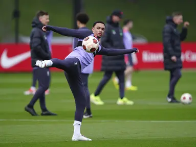 Bek Liverpool Trent Alexander-Arnold menghadiri sesi latihan menjelang leg kedua perempat final Liga Europa, di AXA Training Centre, Liverpool, Rabu (17/4/2024). (Peter Byrne/PA via AP)