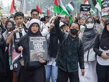 Ratusan warga muslim Indonesia menggelar longmarch Solidarity March with Global March to Gaza di Jalan MH Thamrin, Jakarta, Minggu (27/7/2025). (merdeka.com/Arie Basuki)