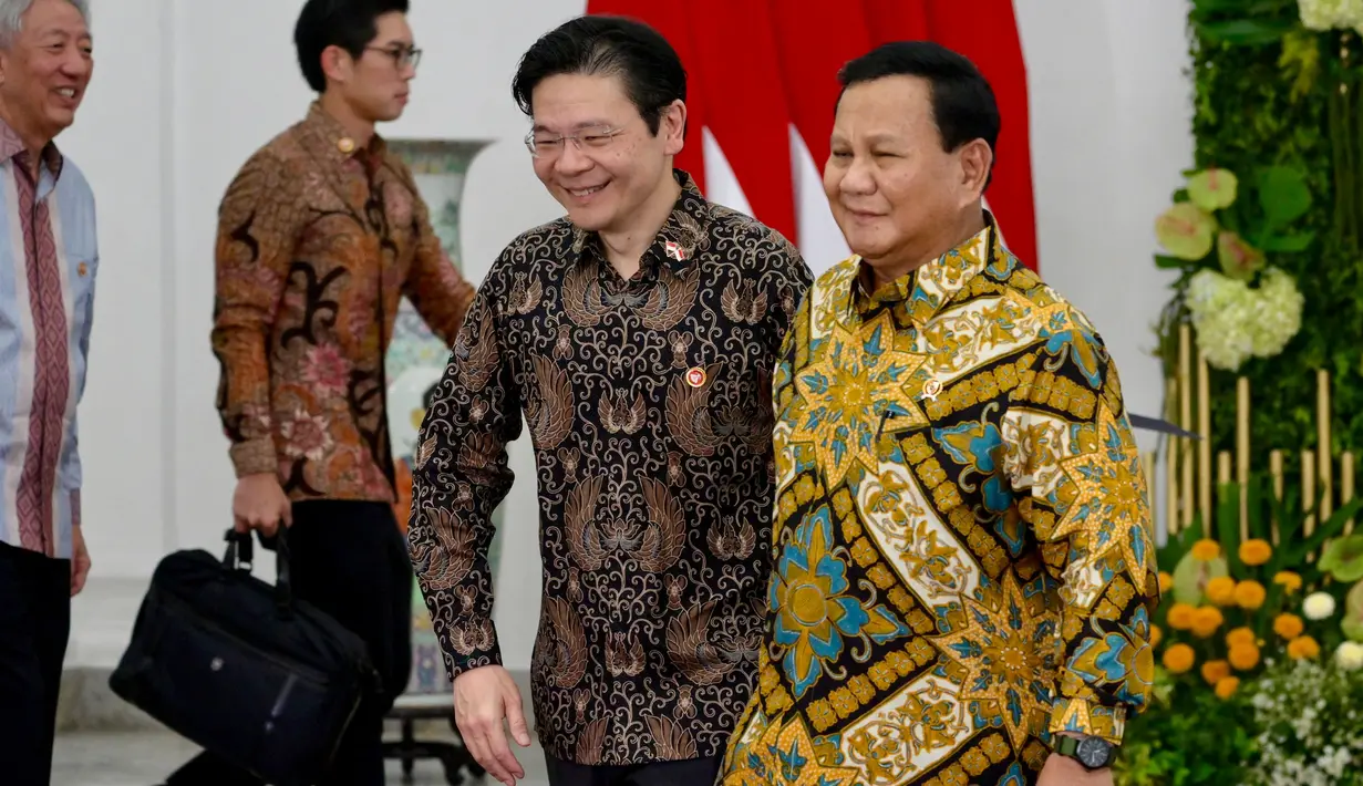 Menteri Pertahanan Indonesia yang juga merupakan Presiden terpilih untuk 2024-2029, Prabowo Subianto (kanan) bersama pemimpin Singapura berikutnya, Lawrence Wong (kedua dari kanan) berjalan setelah pertemuan mereka di Istana Kepresidenan Bogor di Bogor, 29 April 2024. (BAY ISMOYO/AFP)