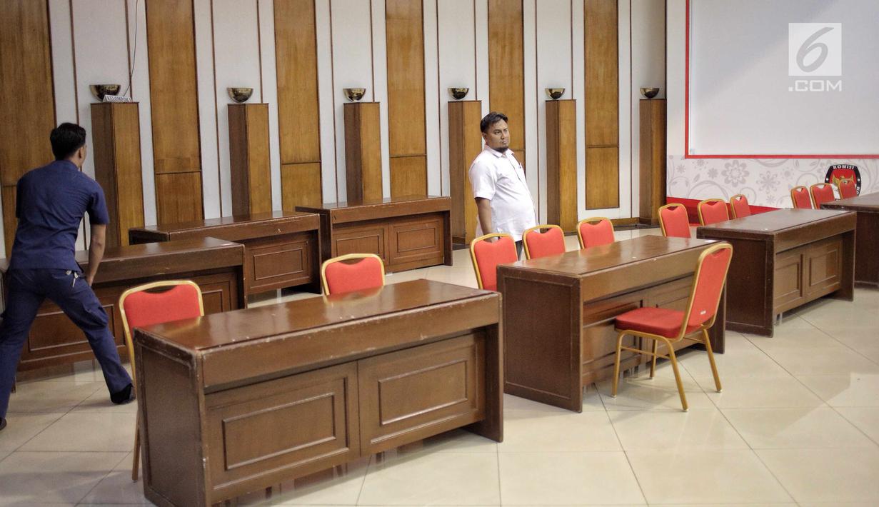 Petugas menata ruangan yang akan digunakan untuk pendaftaran Caleg di Gedung KPU RI, Jakarta, Selasa, (3/7). KPU RI mempersiapkan ruangan untuk pendaftaran Calon Legislatif DPR RI yang berlangsung mulai tanggal 4-17 Juli. (Liputan6.com/Faizal Fanani)