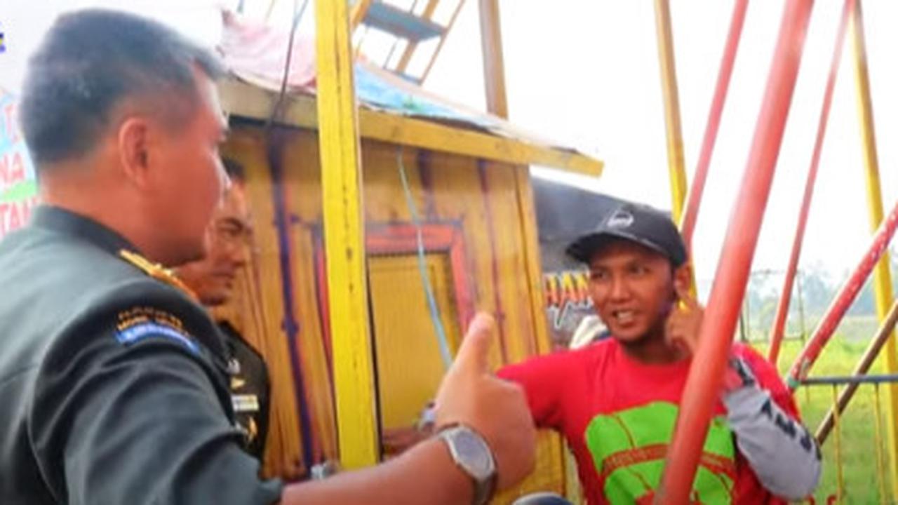 Pakai Seragam Lengkap, Mayjen Kunto Arief Asyik Nonton Atraksi Ekstrem Tong Setan Bareng Ibu Persit