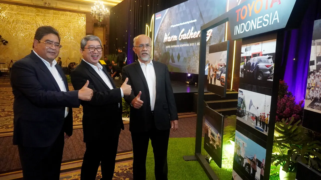 Warih Andang Tjahjono (kanan) bersama Presiden Direktur PT Toyota Motor Manufacturing Indonesia (TMMIN) baru Nandi Julyanto (tengah) dan Wakil Presiden Direktur Bob Azam (kiri).