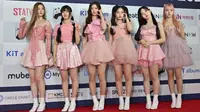 NMIXX menghadiri red carpet dalam acara Circle Chart Music Awards 2022 di KSPO Dome, Seoul, 18 Februari 2023. (AFP/JUNG YEON-JE)