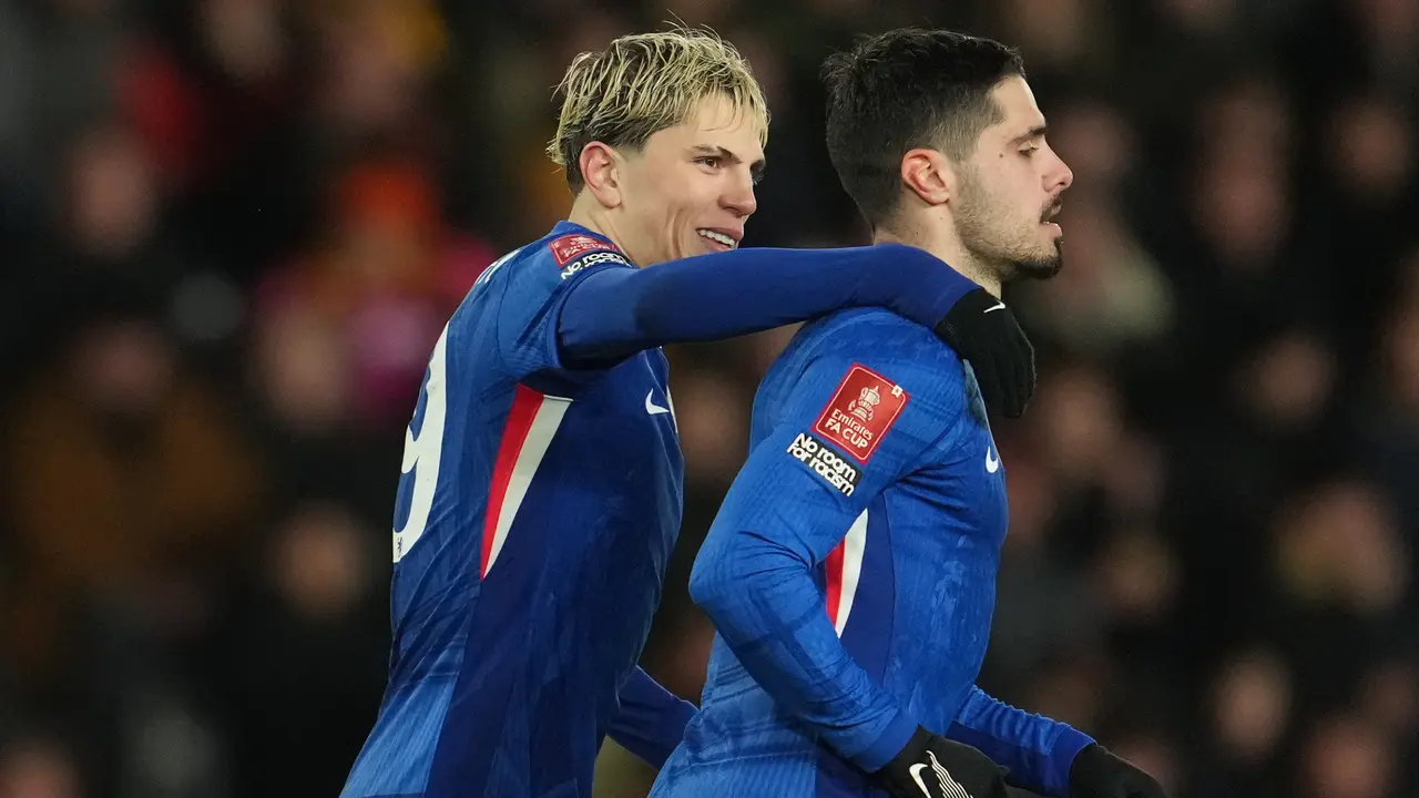 Pemain Chelsea Alejandro Garnacho memeluk Pedro Neto setelah mencetak gol