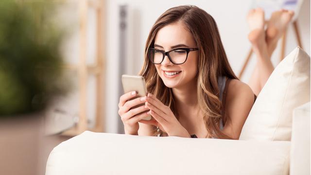 Ilustrasi menggunakan smartphone