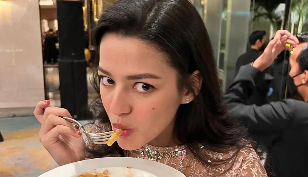 Unggah foto candid ketika sedang makan dengan eskpresi kaget, Susan Sameh tetap cantik dan tidak terlihat jelek. Foto candid dengan beragam ekspresi tersebut seakan memperlihatkan pesona lain dari mantan kekasih Fero Walandouw ini. Selain parasnya yang curi perhatian, porsi makan Susan Sameh yang sedikit rupanya juga tak lepas dari perhatian warganet dan bikin salah fokus. (Liputan6.com/IG/@susansameeh)