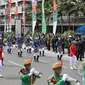 Pasukan marching band berjalan bersama saat melakukan "Historical Walk" dalam peringatan ke-60 tahun Konferensi Asia Afrika di jalan Asia Afrika, Bandung, Jumat, (24/4/2015). (Liputan6.com/Herman Zakharia)
