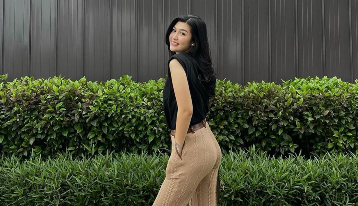 Debut tahun 2012, Shaura Nabilla memulai kariernya di usia 15 tahun. Selain pernah adu akting bareng Natasha Wilona, Shaura Nabilla juga pernah adu akting bareng Mikha Tambayong di sinetron Siti Bling-Bling hingga Dinda Hauw di sinetron Aku Anak Indonesia. Aktif berakting sejak tahun 2012, Shaura Nabilla banjir pujian karena tetap mengutamakan pendidikannya. (Liputan6.com/IG@shaura.nabilla)