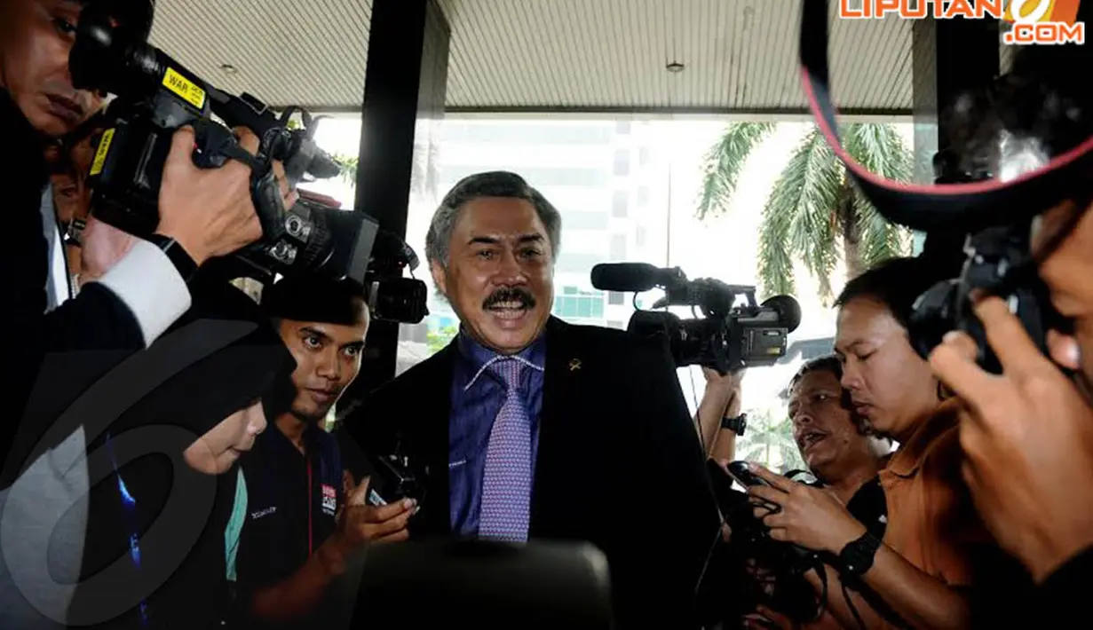 Kamis (20/03/14) Hakim Agung Gayus Lumbuun datang ke gedung KPK Jakarta   (Liputan6.com/Helmi Fithriansyah)