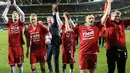 Para pemain dan official Denmark merayakan keberhasilan menembus Piala Duania 2018 usai kalahkan Irlandia pada laga leg kedua kualifikasi Piala Dunia 2018 di Aviva Stadium, Dublin, (14/11/2017). Denmark menang 5-1. (AFP/Paul Faith)