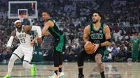 Pemain Celtics Jayson Tatum lepas dari penjagaan pemain Celtics di play-off NBA (AFP)