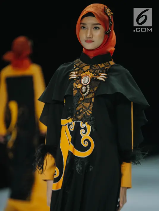 Model mengenakan busana rancangan Lia Afif bertajuk "Rancakaroros Resitala" pada ajang Indonesia Fashion Week (IFW) 2019 di Jakarta Convention Center, Kamis (28/3). Hitam menjadi warna dasar untuk 12 desain rancangannya yang menggunakan kain batik dari Kutai Timur. (Liputan6.com/Faizal Fanani)