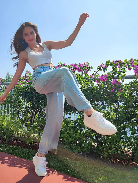 Cinta Laura tampil seksi dengan gaya kasual berkat memadukan celana kulot jeans dan crop top putih. Tampilan ini cocok digunakan untuk di tengah cuaca panas namun bisa tetap modis (instagram/claurakiehl)
