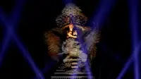 Foto pada 22 September 2018 menunjukkan Patung Garuda Wisnu Kencana disinari lampu laser saat peresmian di Ungasan, Bali. Patung setinggi 121 meter dan lebar 64 meter itu resmi diresmikan dan menjadi patung tertinggi ketiga di dunia. (AFP/SONNY TUMBELAKA)