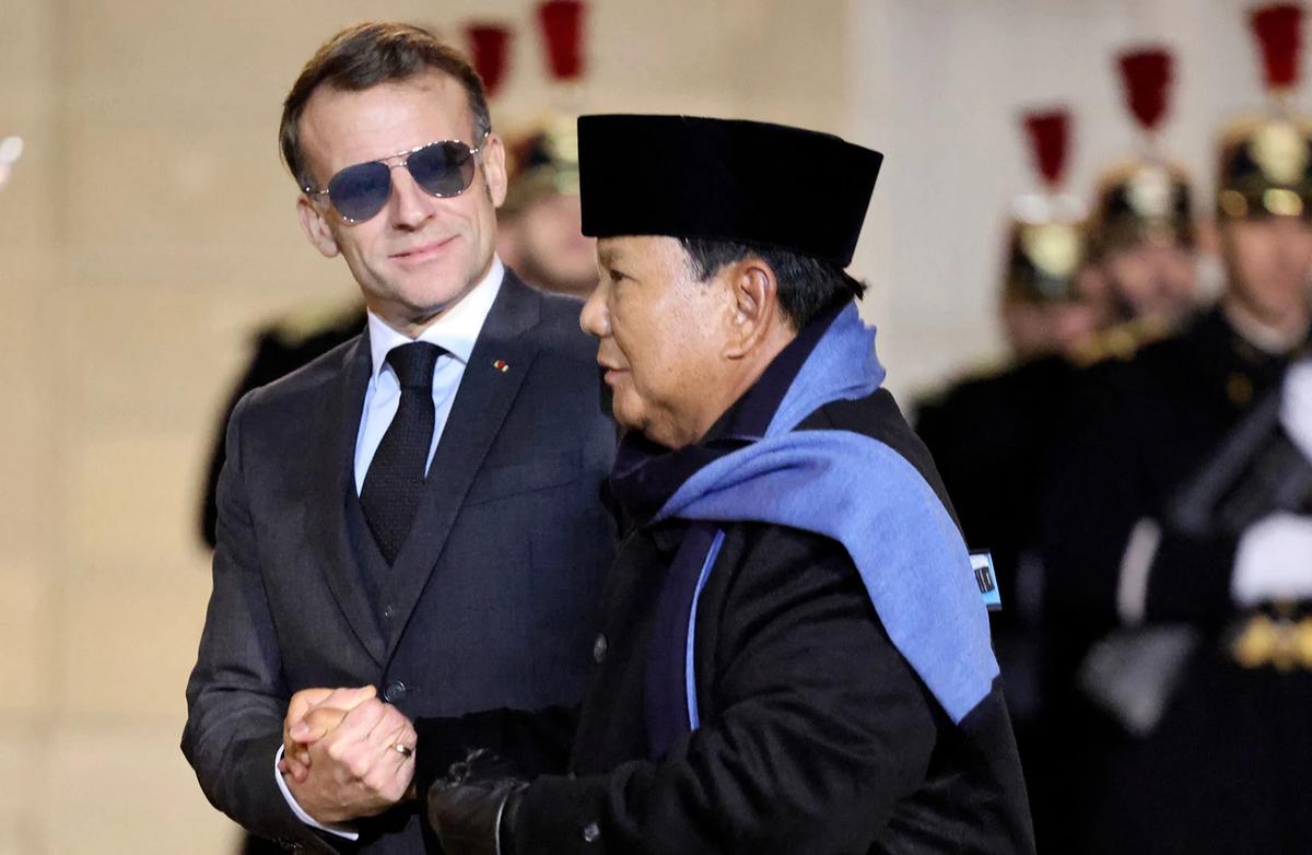 FOTO: Momen Keakraban Prabowo dan Macron dalam Pertemuan di Istana Elysee