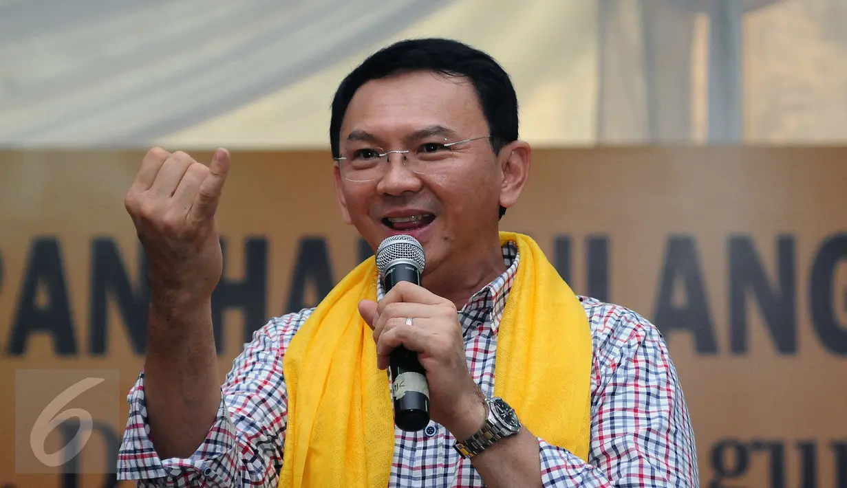 Cagub DKI Jakarta Basuki Tjahaja Purnama saat memberi pernyataan pada syukuran ulang tahun Ketua Dewan Pakar Golkar, Agung Laksono di Jakarta, Minggu (26/3). Acara juga dihadiri Ketum Golkar Setya Novanto. (Liputan6.com/Helmi Fithriansyah)