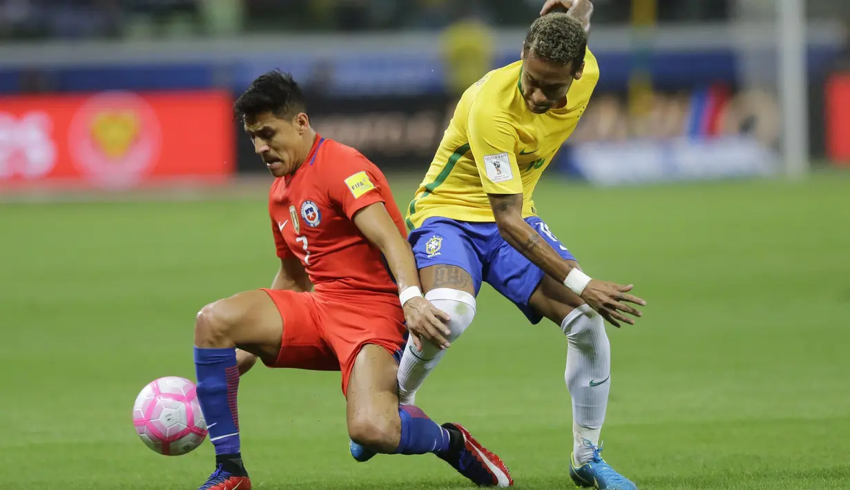 Bintang Arsenal dan Chile, Alexis Sanchez (kiri) menjadi salah satu pemain kelas dunia yang hanya menjadi penonton saat Piala Dunia 2018. Sanchez gagal tampil setelah Chile hanya menempati peringkat keenam klasemen zona CONMEBOL. (AP/Nelson Antoine)