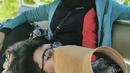 Momen saat Eril tertidur di pangkuan sang bunda di atas sebuah kendaraan. (Instagram/ataliapr)