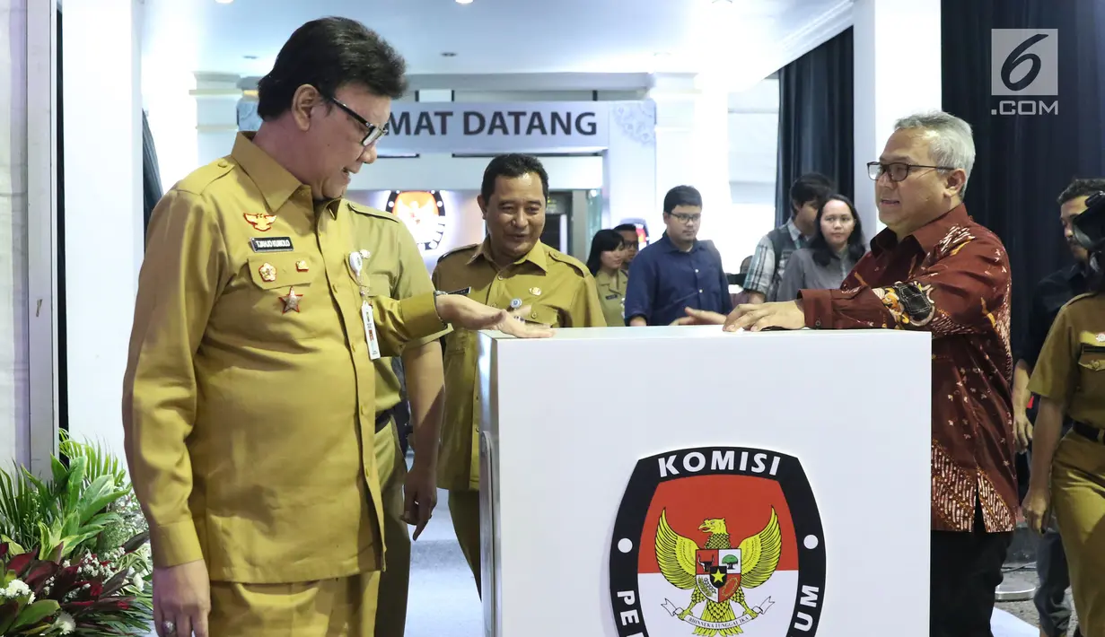Mendagri, Tjahjo Kumolo (kiri) bersama Ketua KPU, Arief Budiman saat melihat kesiapan pendaftaran bakal capres/cawapres Pemilu 2019 di Gedung KPU Pusat, Jakarta, Senin (6/8). Pendaftaran akan ditutup 10 Agustus mendatang. (Liputan6.com/Helmi Fithriansyah)
