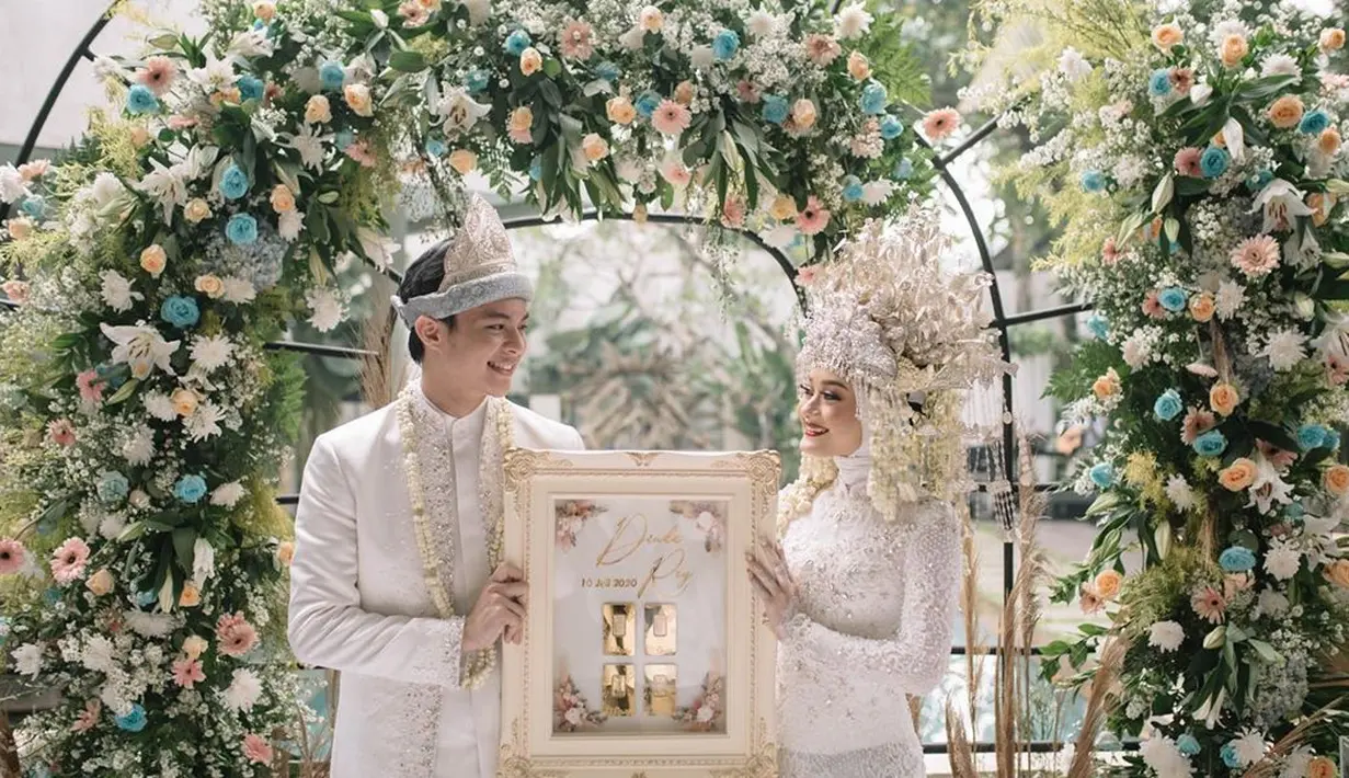 "Jarang banget ada orang yang langsung minta ke orangtua, terus mau usaha walaupun udah ditolak, jadi aku pun sebagai perempuan kayak Masya Allah," jelas Dinda. (Instagram/dindahw)