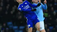 Striker Leicester City, Jamie Vardy (kiri) berduel dengan bek Manchester City, Aymeric Laporte, pada laga Premier League, Rabu (26/12/2018) malam WIB, di King Power Stadium.  (AFP / Lindsey Parnaby)