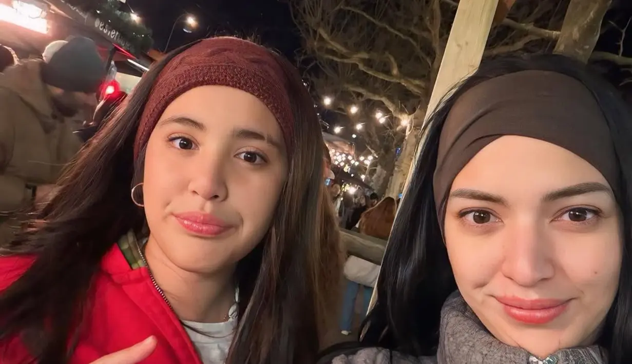 Di potret ini, Mikhayla benar-benar terlihat mirip seperti Nia Ramadhani di masa muda. Keduanya tampil bak anak kembar dengan bandana berwarna senada yang menghiasi rambutnya [@ramadhaniabakrie]