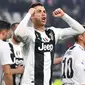 Striker Juventus, Cristiano Ronaldo, melakukan selebrasi usai membobol gawang Frosinone pada laga Serie A di Stadion Allianz, Turin, Jumat (15/2). Juventus menang 3-0 atas Frosinone. (AP/Alessandro Di Marco)