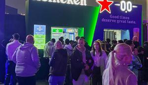 Para pengunjung festival berkumpul di dekat stan makanan dan minuman, termasuk sebuah stan yang menyajikan bir tanpa alkohol, selama festival musik Soundstorm di Riyadh, Arab Saudi, Kamis, 11 Desember 2025. (Dok. Foto AP/Baraa Anwer)